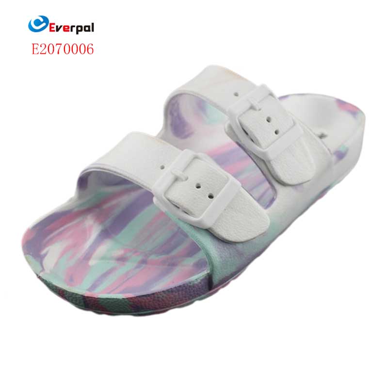 Il mercato innovativo delle pantofole interne aumenta, il comfort e l'eco-compatibilità diventano tendenze simultanee