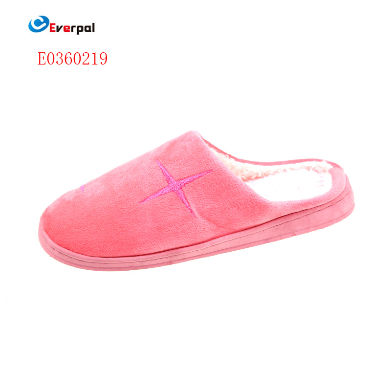 Slifori fuzzy contro pantofole regolari: fare la scelta del comfort
