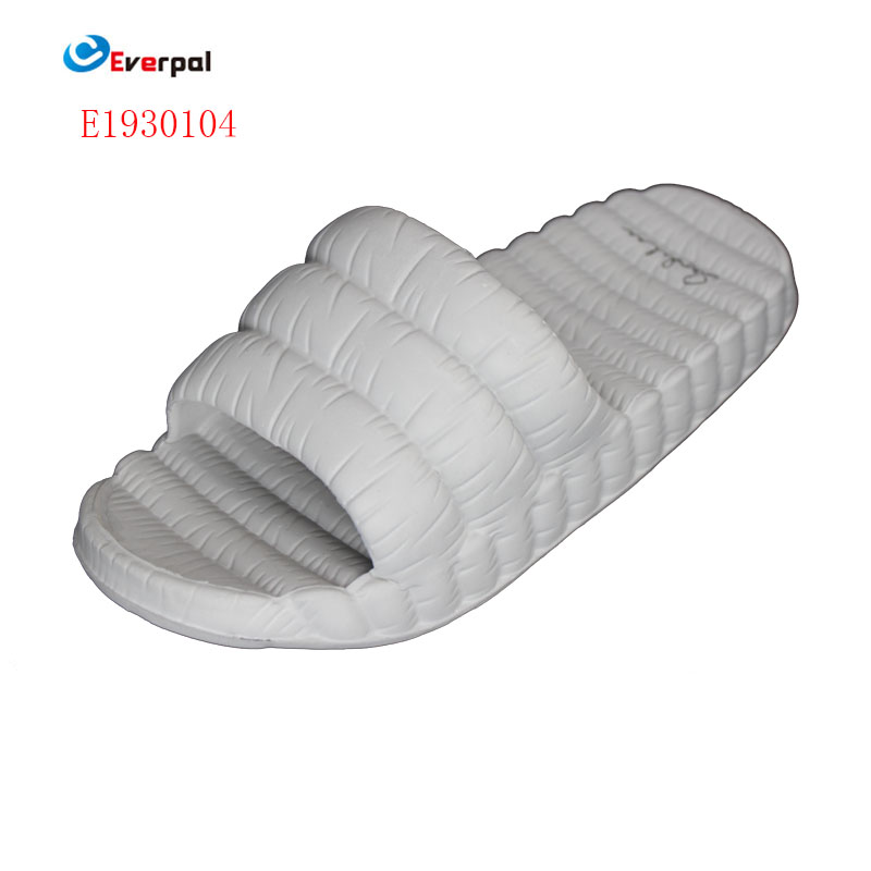 Le pantofole da bagno unisex sono la soluzione definitiva per comfort, igiene e versatilità quotidiana
